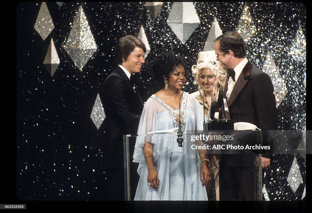ANSON WILLIAMS (L) AND DOLLY PARTON (2ND FROM R) WITH MOTOWN REPRESENTATIVES FOR STEVIE WONDER