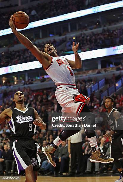 Derrick Rose of the Chicago Bulls drives drives to the basket past Ramon Sessions of the Sacramento Kings at United Center on February 10, 2015 in...