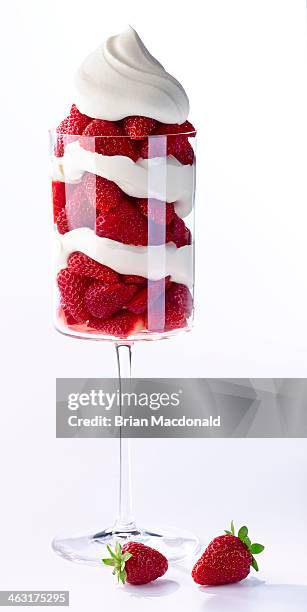 food dessert - strawberries and cream stockfoto's en -beelden