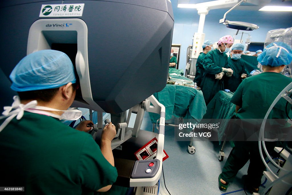 Surgical Robot "Da Vinci" Put Into Operation In Wuhan