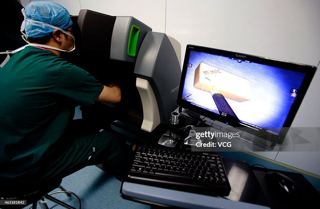 Surgical Robot "Da Vinci" Put Into Operation In Wuhan
