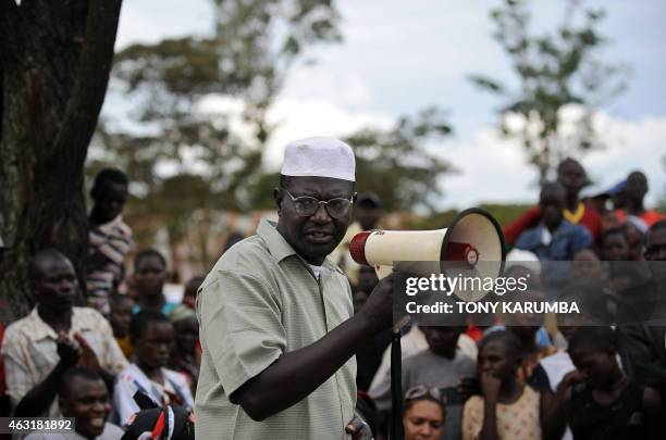 Malik Obama, a step brother to US Democratic presidential hopeful Barak Obama, talks with the aid of a bulhorn November 2, 2008 to villagers at...