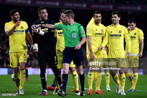 Villarreal CF players argue with the referee Alejandro Jose Hernandez Hernandez during the Copa del Rey Semi-Final first leg match between FC...