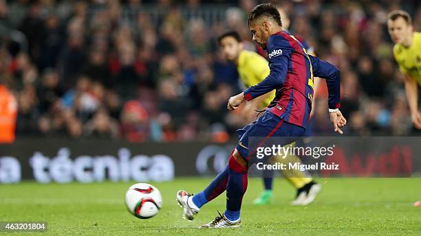 Neymar of FC Barcelona passes the ball during the Copa del Rey match between FC Barcelona and Villarreal CF at Camp Nou on February 11, 2015 in...