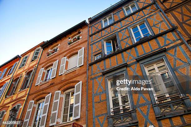 france, toulouse, old façades in the old town - haute garonne - fotografias e filmes do acervo