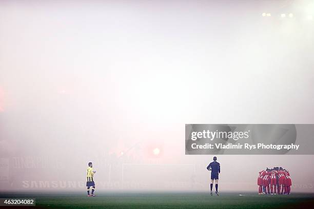 Referee waits for the kick off as Olympiacos players gather together during the Greek Cup match between Olympiacos Piraeus and AEK Athens at...