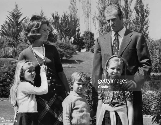 Le prince Juan Carlos d'Espagne pose en famille dans les jardins du Palais de Zarzuela, avec sa femme la princesse Sophia , ses deux filles Elena et...