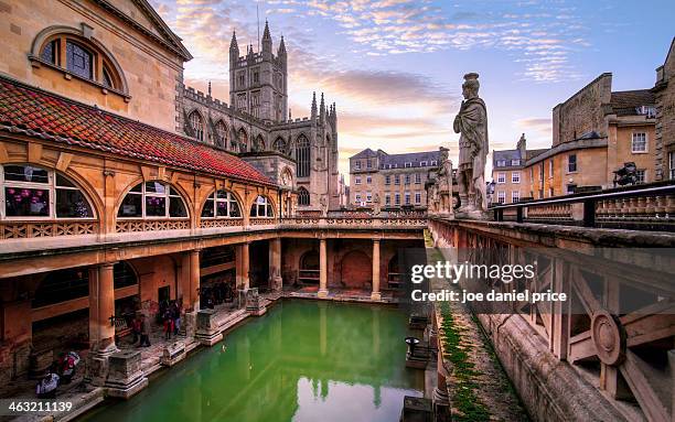 the roman baths, bath, somerset, england - badehaus stock-fotos und bilder