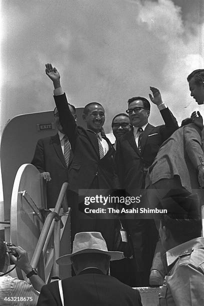 Former Japanese Imperial Army intelligent officer Hiroo Onoda waves on departure for Japan at Manila International Airport on March 12, 1974 in...