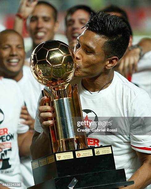 Teofilo Gutierrez of River Plate kisses the trophy as he celebrates with his teammates after winning the second leg match between San Lorenzo and...