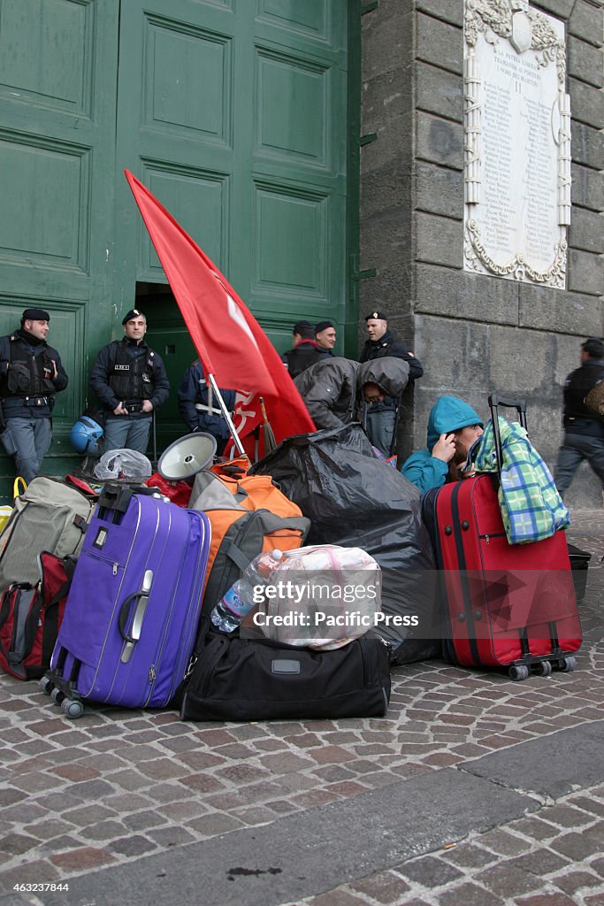 People evicted from school "Belvedere" of Naples occupied...