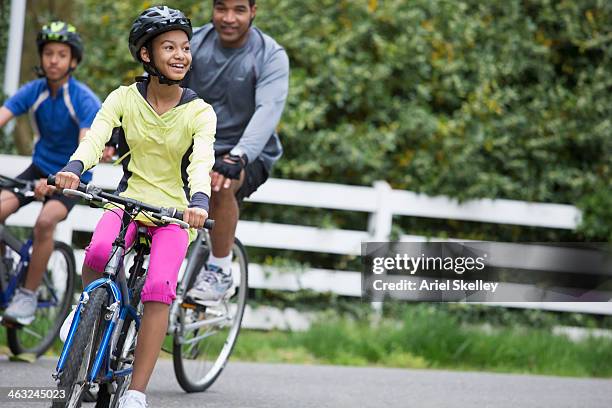 black family riding bicycles together - 12 12 12 2013 film stock-fotos und bilder