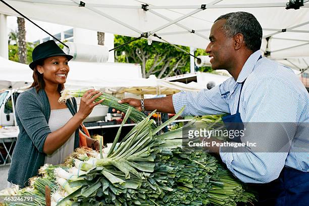black woman shopping at outdoor market - black market 個照片及圖片檔