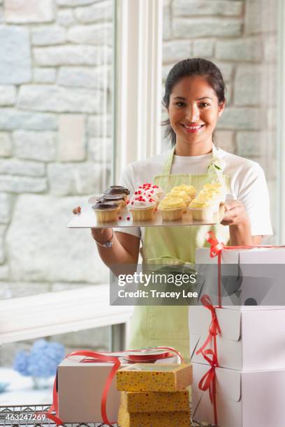 smiling baker packing cupcakes - cupcake box stock pictures, royalty-free photos & images