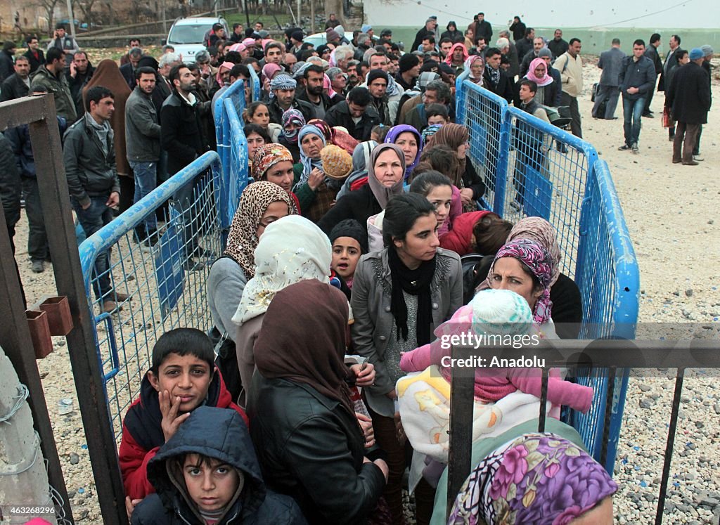 A group of Syrian refugees return to their hometowns Kobani from Turkey