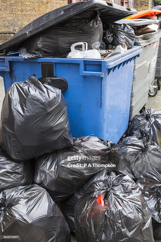 Overloaded Dustbin Overflowing Garbage Bin High-Res Stock Photo - Getty Images