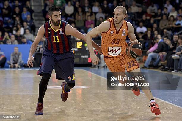 Barcelona's guard Juan Carlos Navarro vies with Galatasaray's Turkish guard Sinan Guler during the Euroleague basketball match FC Barcelona vs...