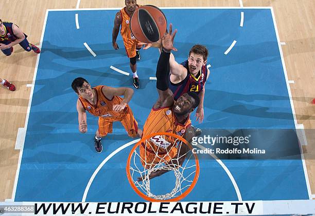 Patric Young, #4 of Galatasaray Liv Hospital Istanbul competes with Tibor Pleiss, #21 of FC Barcelona during the Turkish Airlines Euroleague...
