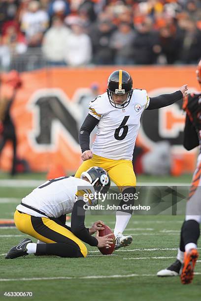 Shaun Suisham of the Pittsburgh Steelers connects with the kick during the game against the Cincinnati Bengals at Paul Brown Stadium on December 7,...