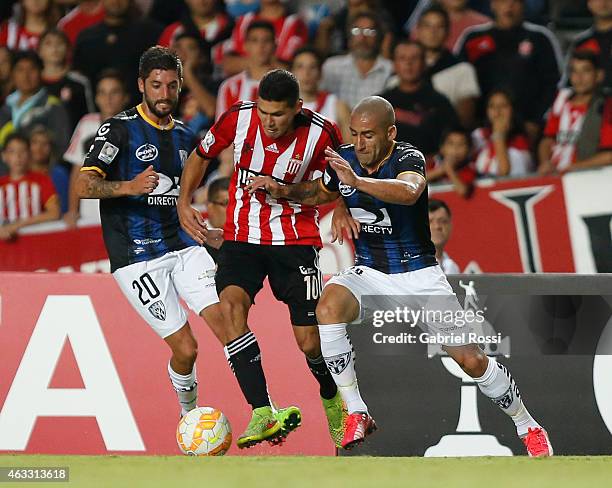 David Barbona of Estudiantes fights for the ball with Pablo Caballero of Independiente del Valle during a second leg match between Estudiantes and...