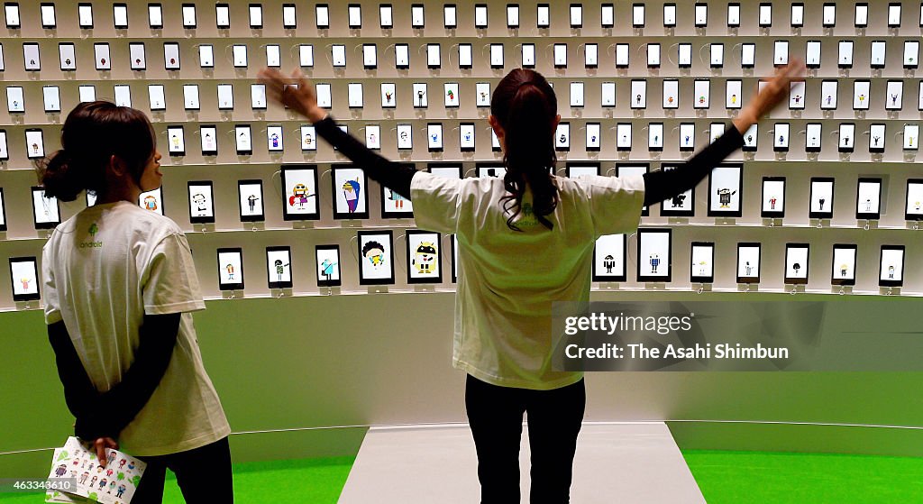 Android Choir Performance At Omotesando Hills