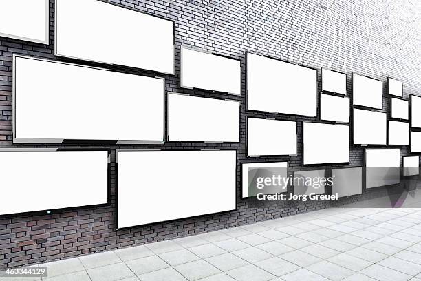 flat screens hanging on a wall - monitor-de-pantalla-plana fotografías e imágenes de stock