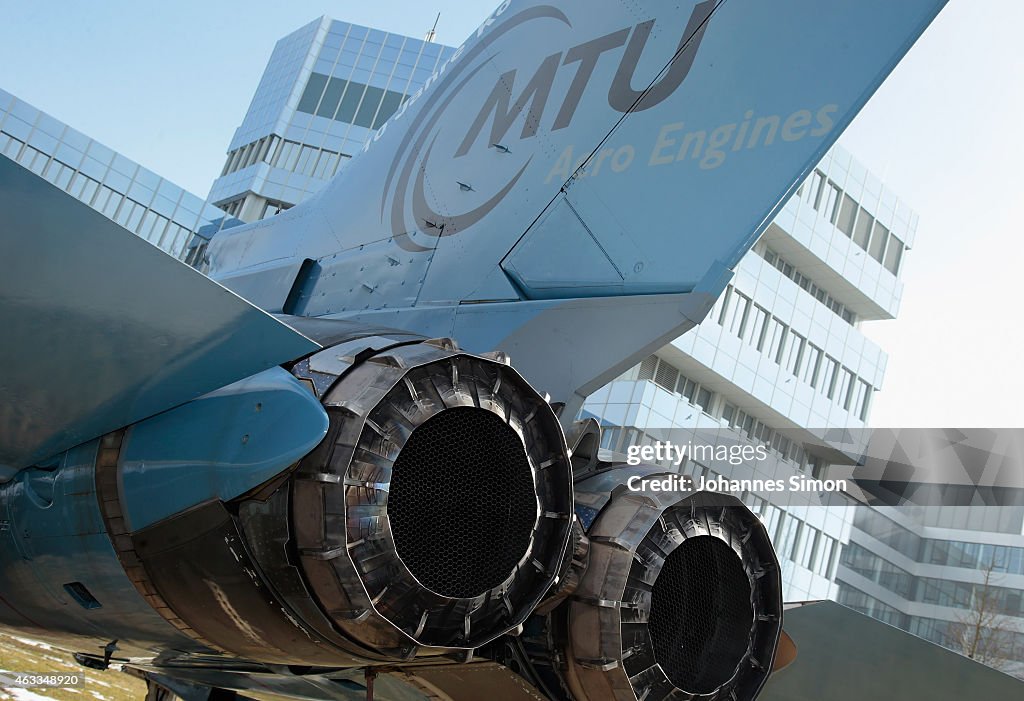 Bavarian Governor Seehofer Visits MTU Aero Engines Factory