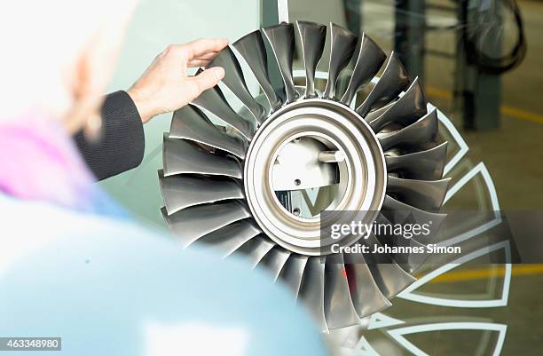 Ulrich Peters, head of production explains a turbine to Bavarian Governor Horst Seehofer during a visit at the MTU Aero Engines AG production and...