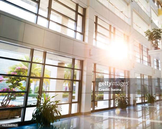 moderne bürogebäude - fensterfront innen stock-fotos und bilder