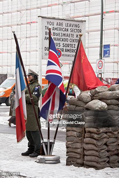 checkpoint charlie, berlin, germany - checkpoint charlie stock-fotos und bilder