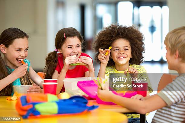 school dinners - lunchpauze stockfoto's en -beelden