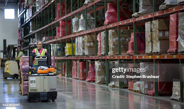 Op Machine Amazon Robotic Forklift Photos and Premium High Res Pictures - Getty Images