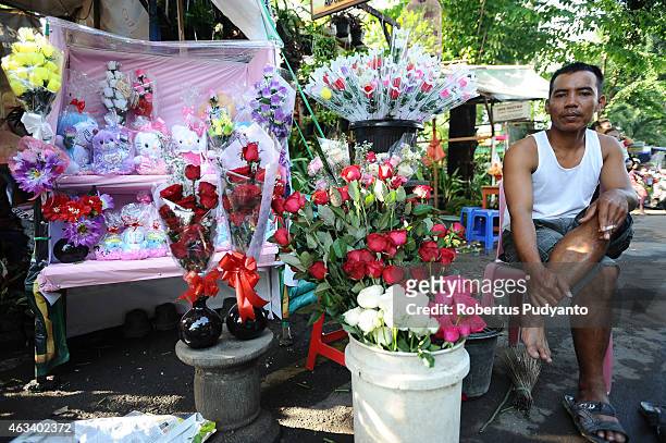 Florist prepares roses at a traditional flower market during Valentines Day on February 14, 2015 in Surabaya, Indonesia. Roses, chocolates, teddy...