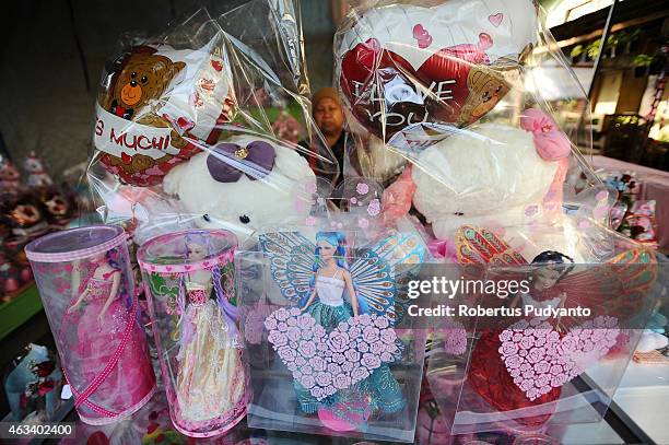 Vendor sets up Princess toys during Valentines Day on February 14, 2015 in Surabaya, Indonesia. Roses, chocolates, teddy bears, toy hearts, candles,...