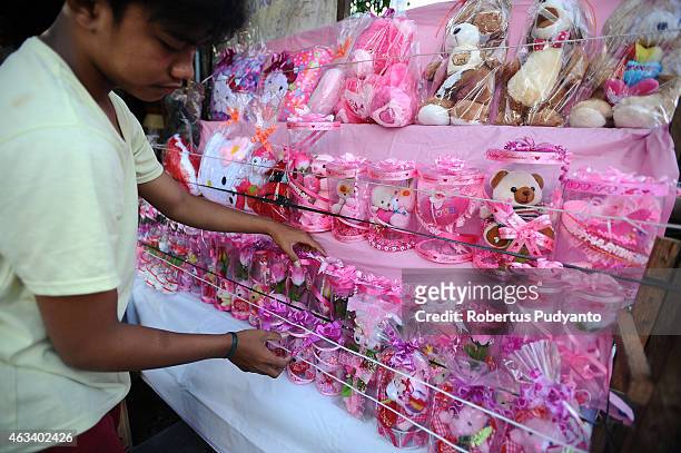 Vendor sets up Hello Kitty's toys during Valentines Day on February 14, 2015 in Surabaya, Indonesia. Roses, chocolates, teddy bears, toy hearts,...