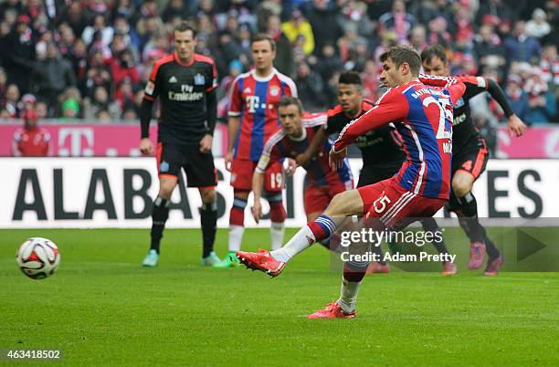 Thomas Mueller of FC Bayern scores a penalty goal during the Bundesliga match between FC Bayern Muenchen and Hamburger SV - at Allianz Arena on...