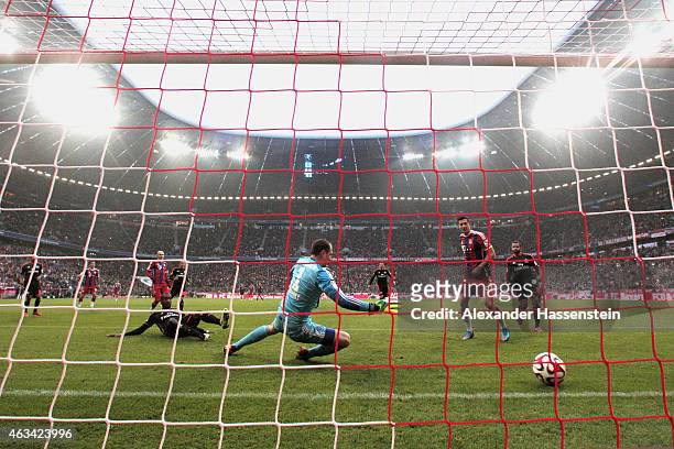 Robert Lewandowski of Muenchen scores the 6th goal against Jaroslav Drobny keeper of Hamburg during the Bundesliga match between FC Bayern Muenchen...