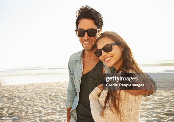 love in the sun - couple on beach sunglasses stockfoto's en -beelden