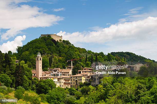 italy, asolo, the town and the fortress - 威納托省 個照片及圖片檔