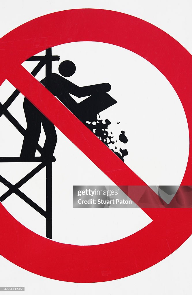 'No dumping on building site' sign