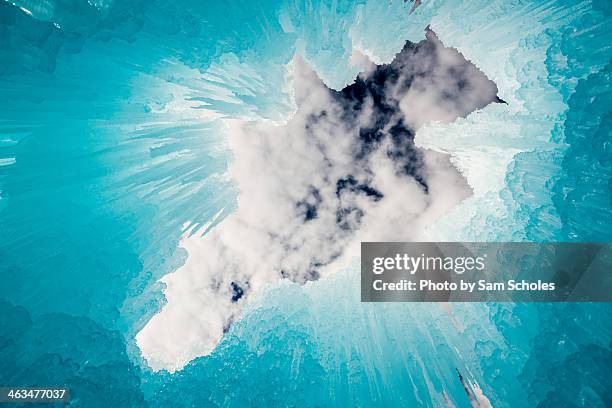 jagged edges of the ice structures against the sky - midway foto e immagini stock