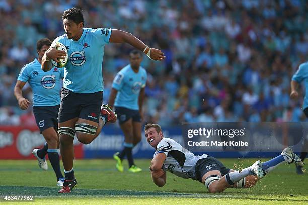 Will Skelton of the Waratahs makes a break during the round one Super Rugby match between the Waratahs and the Force at Allianz Stadium on February...