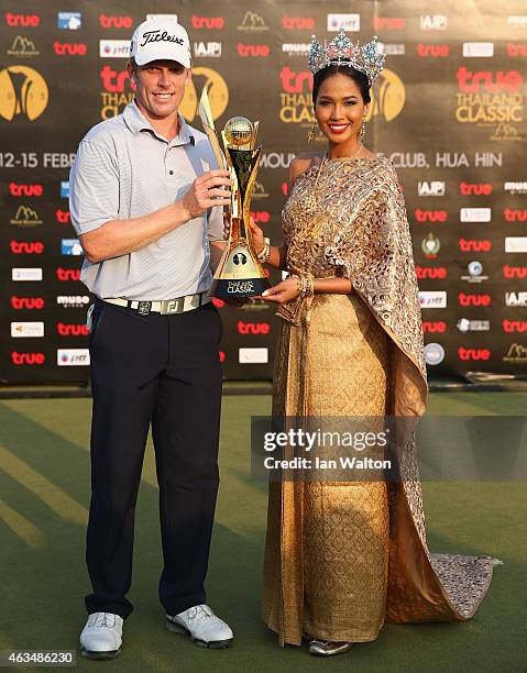 Andrew Dodt of Australia celebrates after winning the final round of the 2015 True Thailand Classic with Miss Thailand Nonthawan Thongleng at Black...