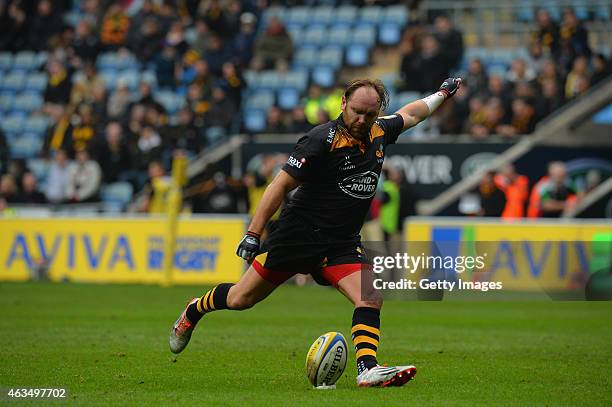 Andy Goode of Wasps kicking a conversion during the Aviva Premiership match between Wasps and Harlequins at the Ricoh Arena on February 15, 2015 in...