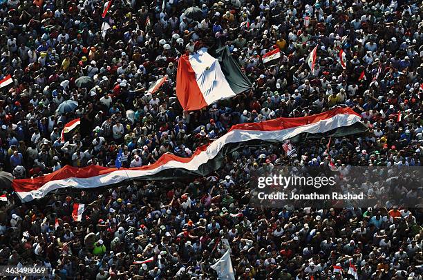 announcement of egypt's president - place tahrir le caire photos et images de collection