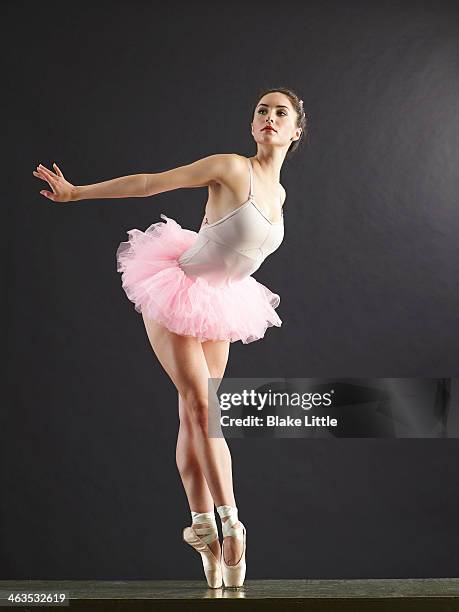 ballerina on point looking away - saia de bailarina imagens e fotografias de stock