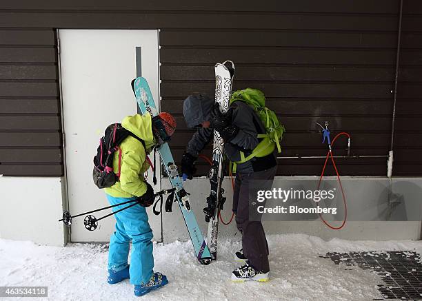 Visitors use air dusters after skiing at the Niseko Hanazono resort, operated by Nihon Harmony Resorts KK, in Kutchan, Hokkaido, Japan, on Sunday,...