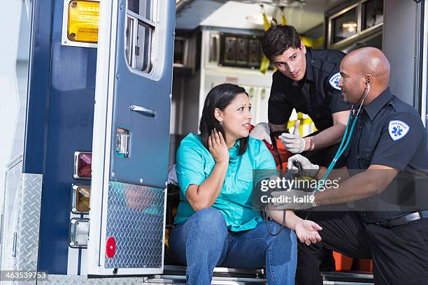paramedics ayudar a un paciente - técnicos-en-emergencias-médicas fotografías e imágenes de stock
