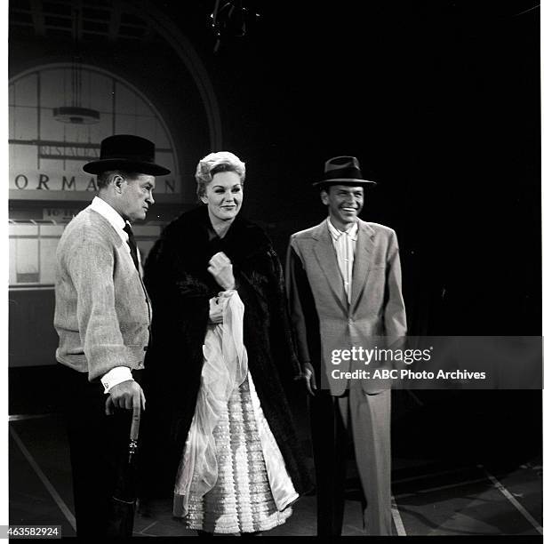 Show Premiere - Airdate: October 18, 1957. L-R: BOB HOPE;KIM NOVAK;FRANK SINATRA