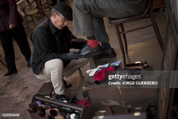 Roland LLOYD PARRY - Spanish shoeshiner Javier Castano shines shoes on February 16, 2015 in Malaga. Authorities in Brazil have got hold of a valuable...